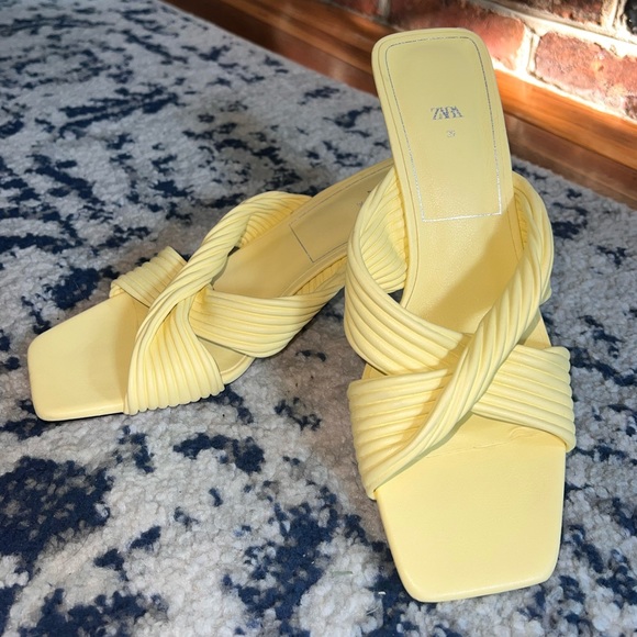 Zara bloggers fave yellow pleated square toe sandal - Picture 4 of 7